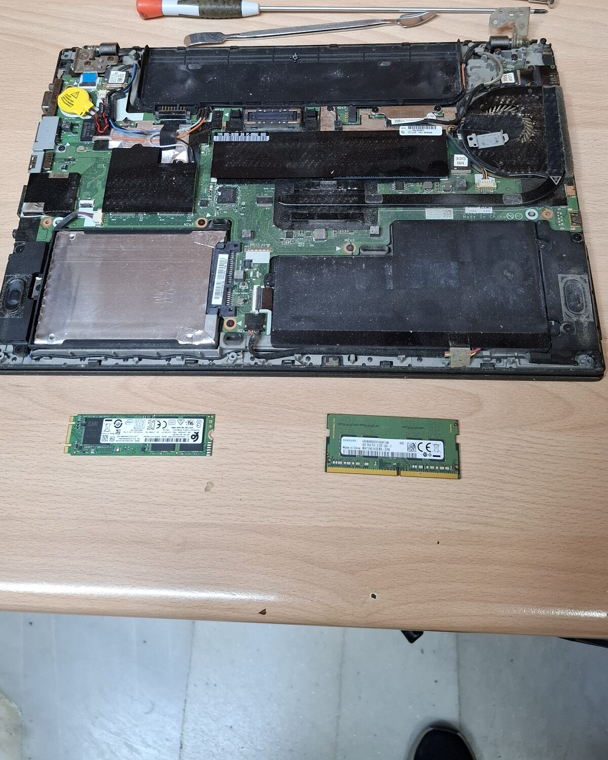 Ampliación de RAM y cambio a SSD en un portátil, taller de Arintec Informática, Sevilla
