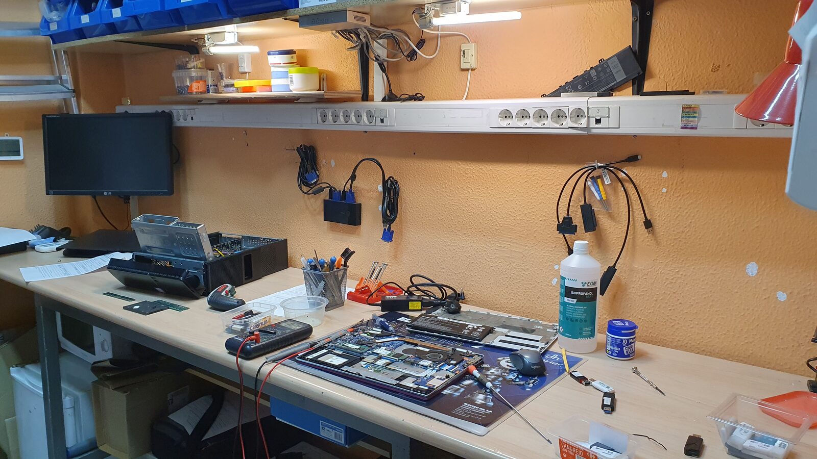 Mesa de trabajo del taller de Arintec Informática, reparando un portátil en Sevilla