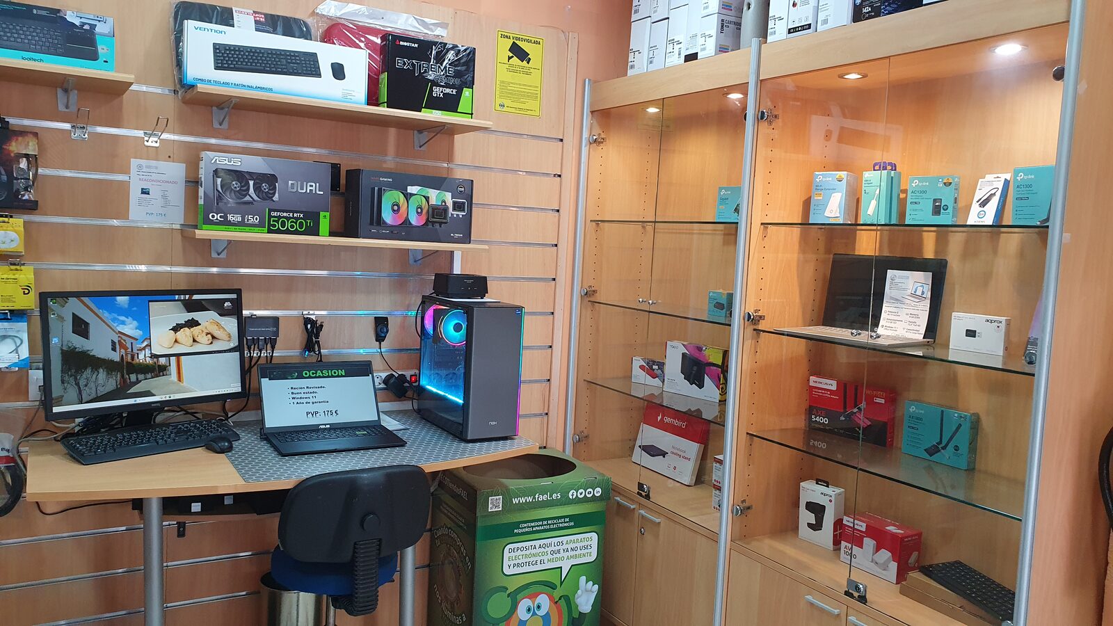 Zona de exposición y venta de equipos en Arintec Informática, Sevilla